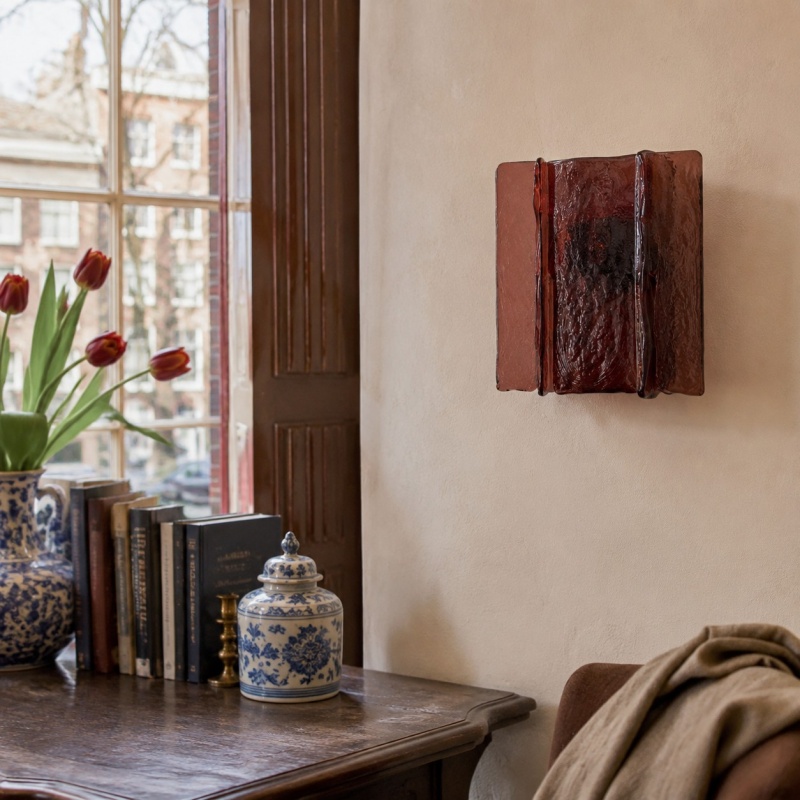Lumiridge wandlamp boven houten kast