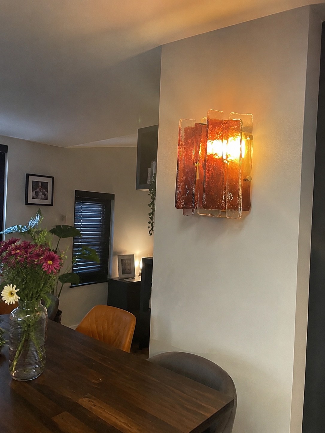 Lumiridge wandlamp in echt huis aan eetkamerwand