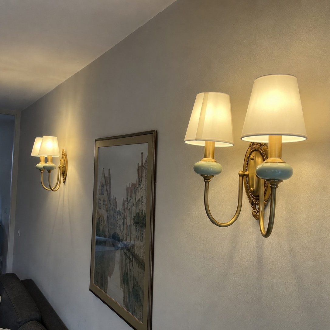 Klantfoto van dubbele wandlamp in gang