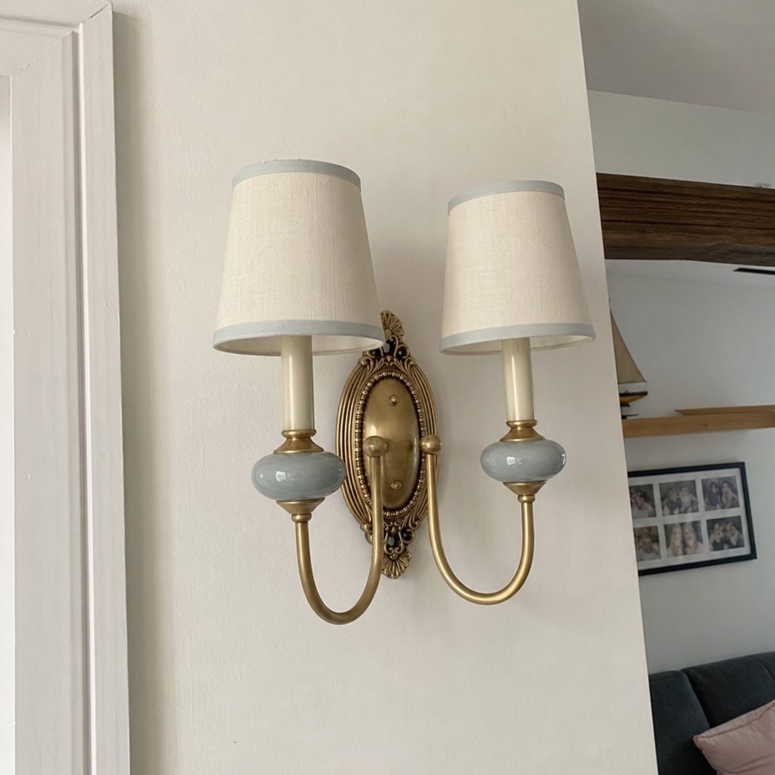 Klantfoto van dubbele wandlamp in kamer