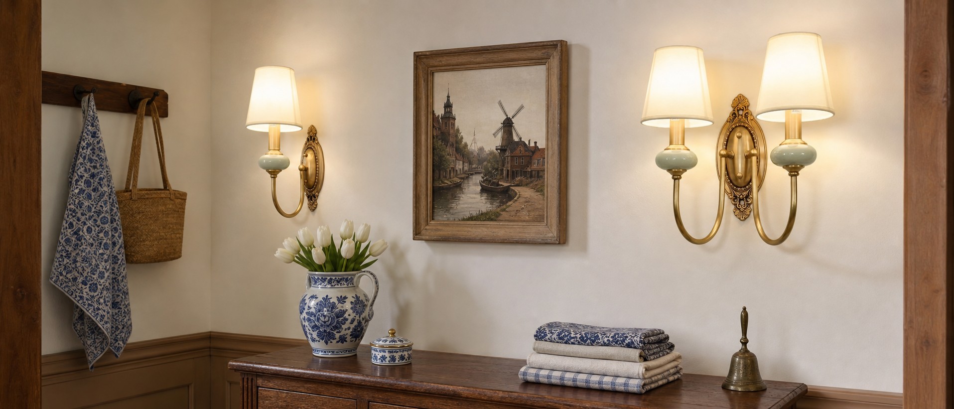 Decoratieve wandlampen met stoffen kap in een klassiek interieur