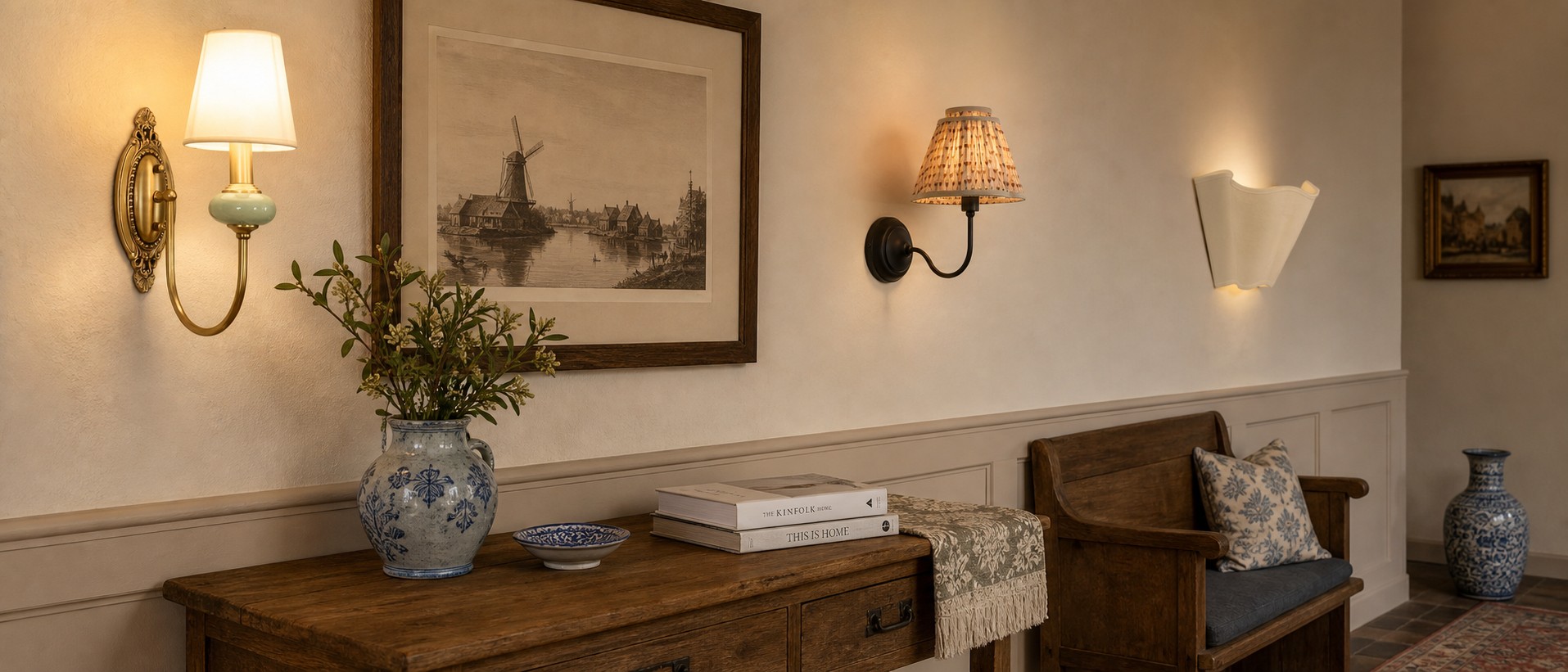 Collectie wandlampen van stof in warm interieur