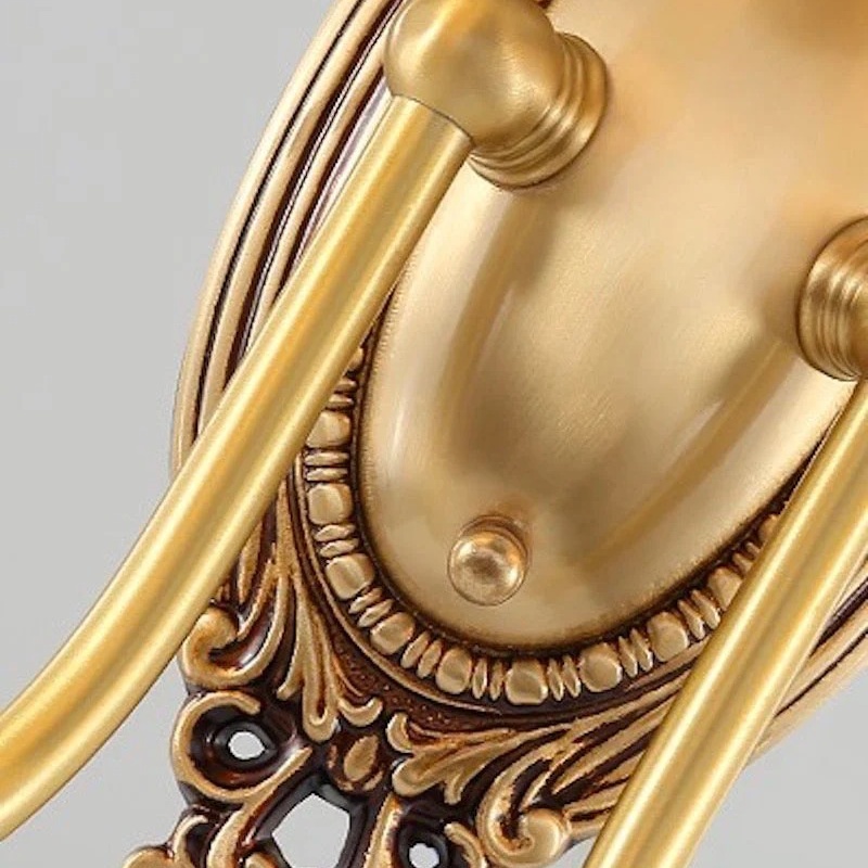 Detail van koperen wandlamp armatuur