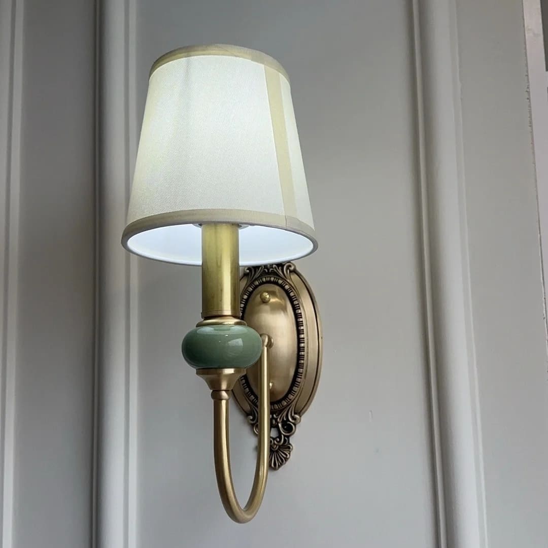 Klantfoto van brandende wandlamp