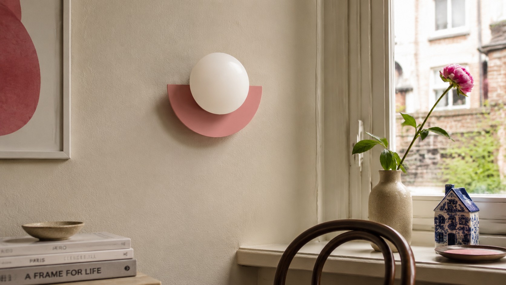 Roze Macaron wandlamp bij een raam