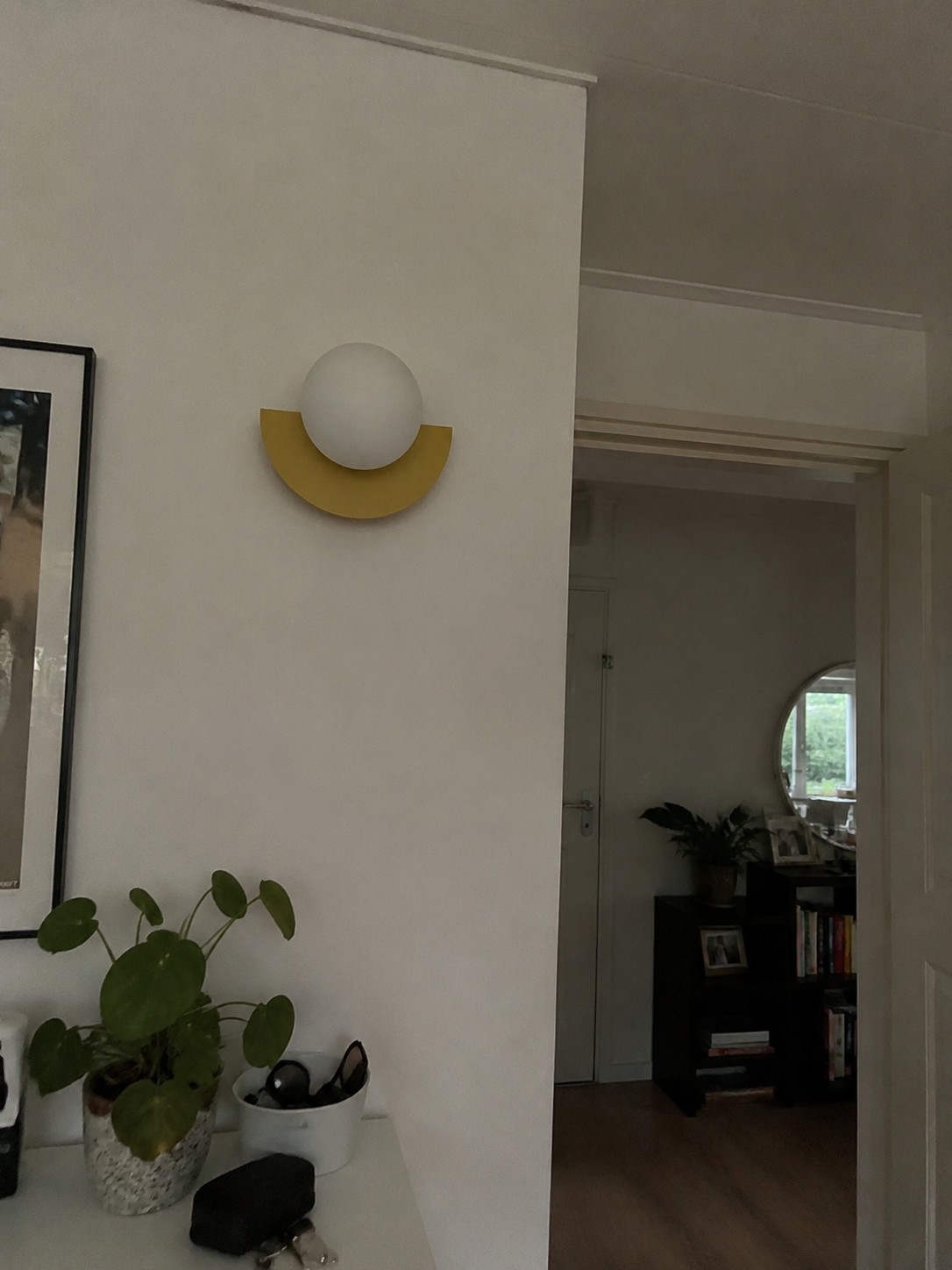 Klantfoto met gele wandlamp