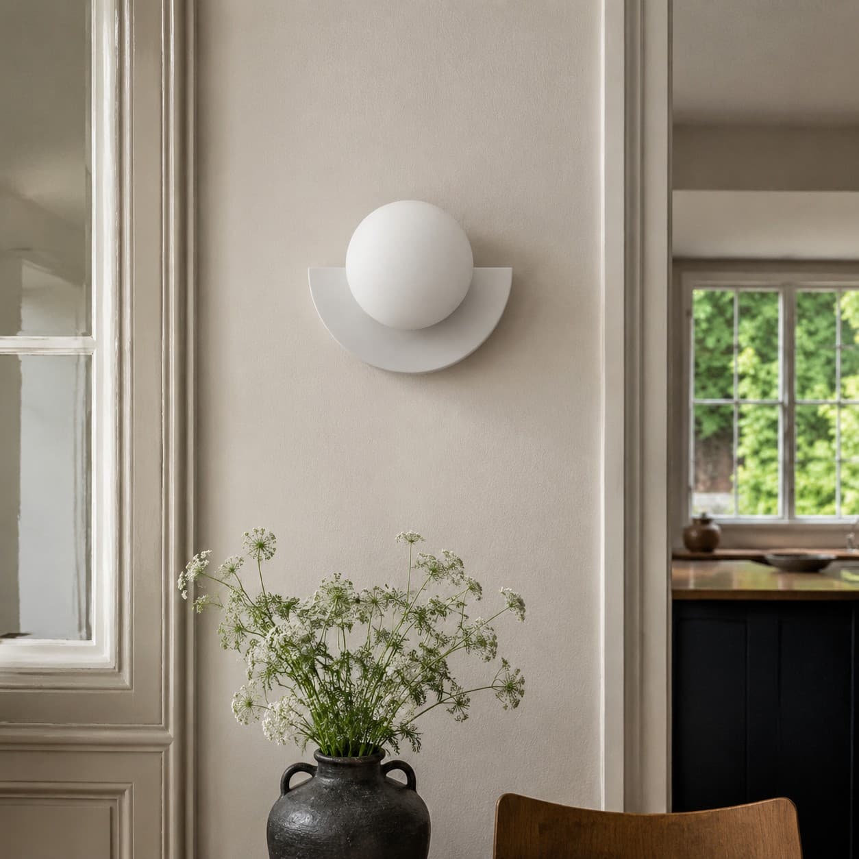 Zwarte Macaron wandlamp in een rustige hoek
