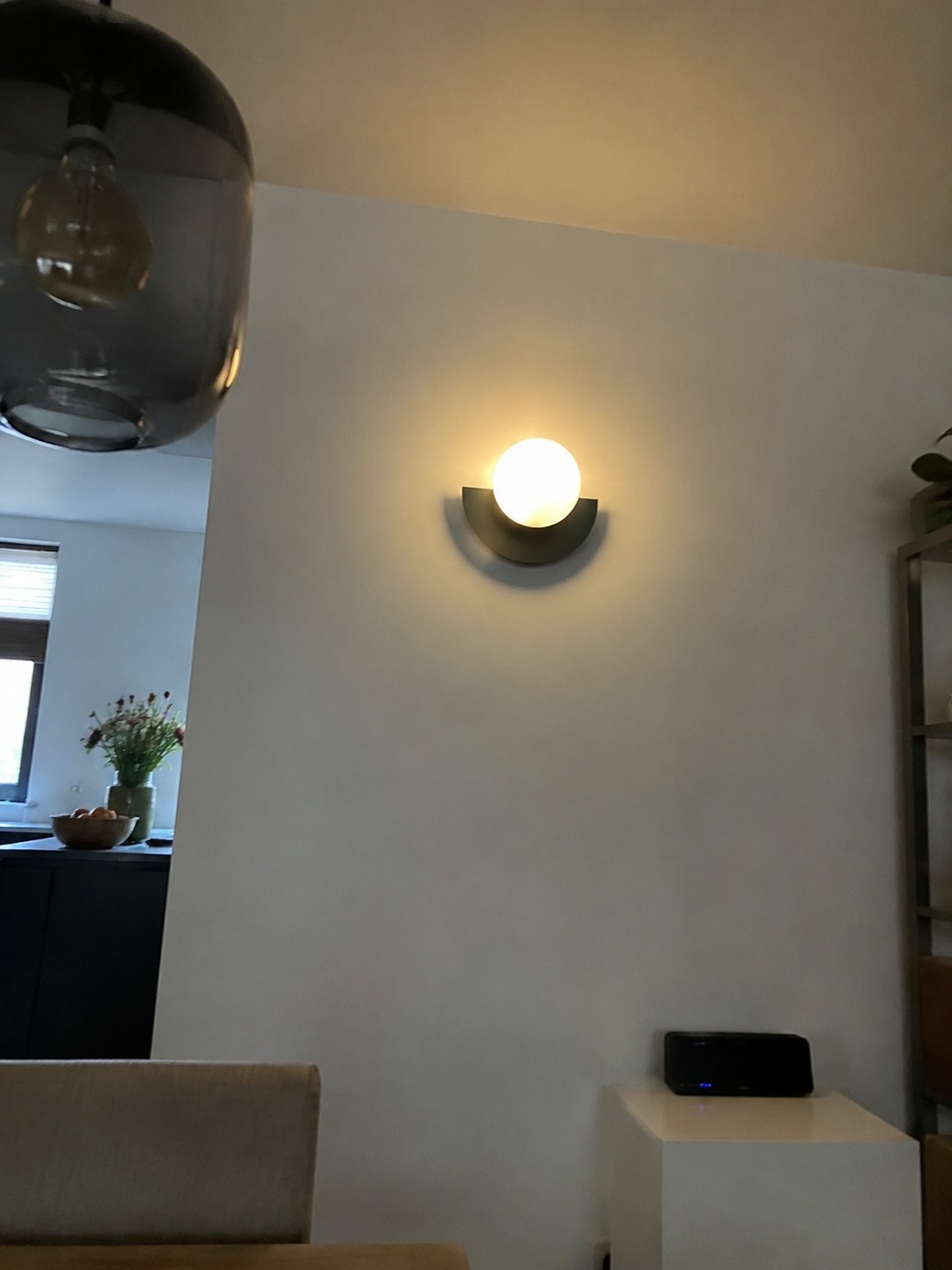 Klantfoto met verlichte wandlamp