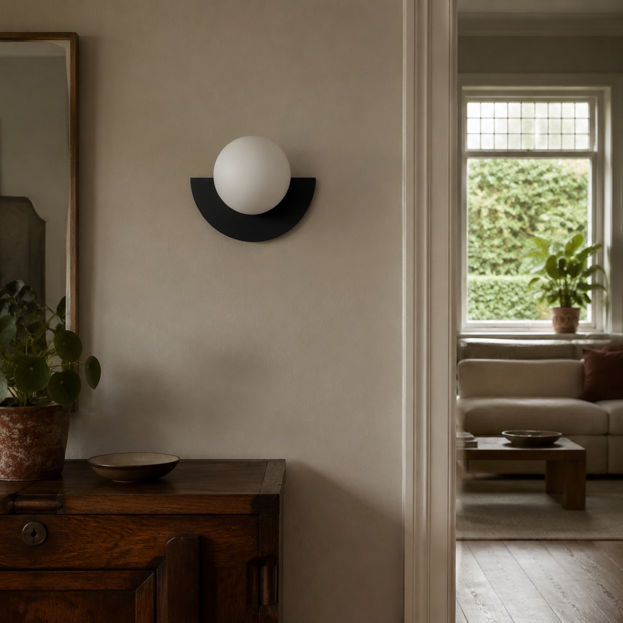 Witte Macaron wandlamp bij een raam