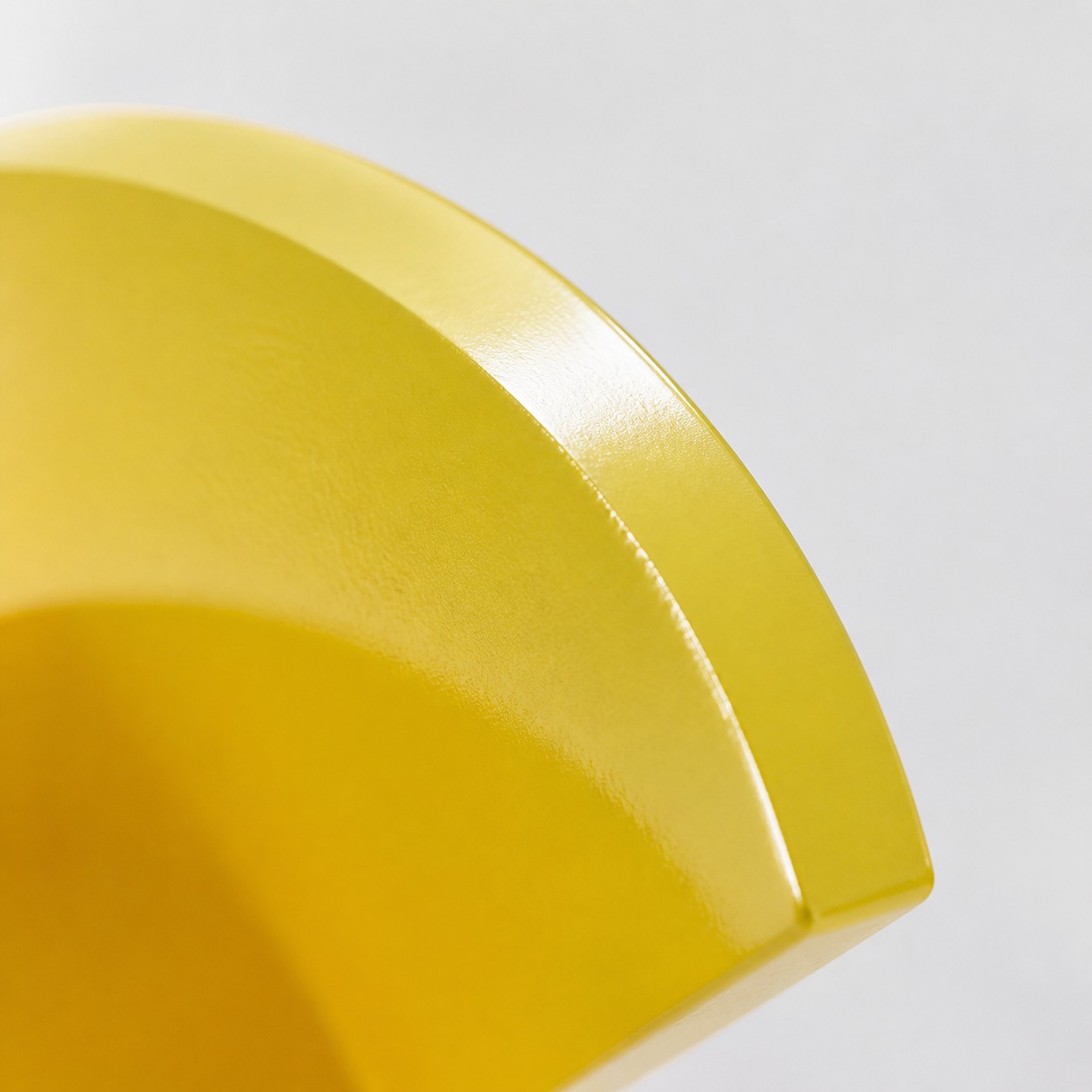 Detail van de gele metalen rand