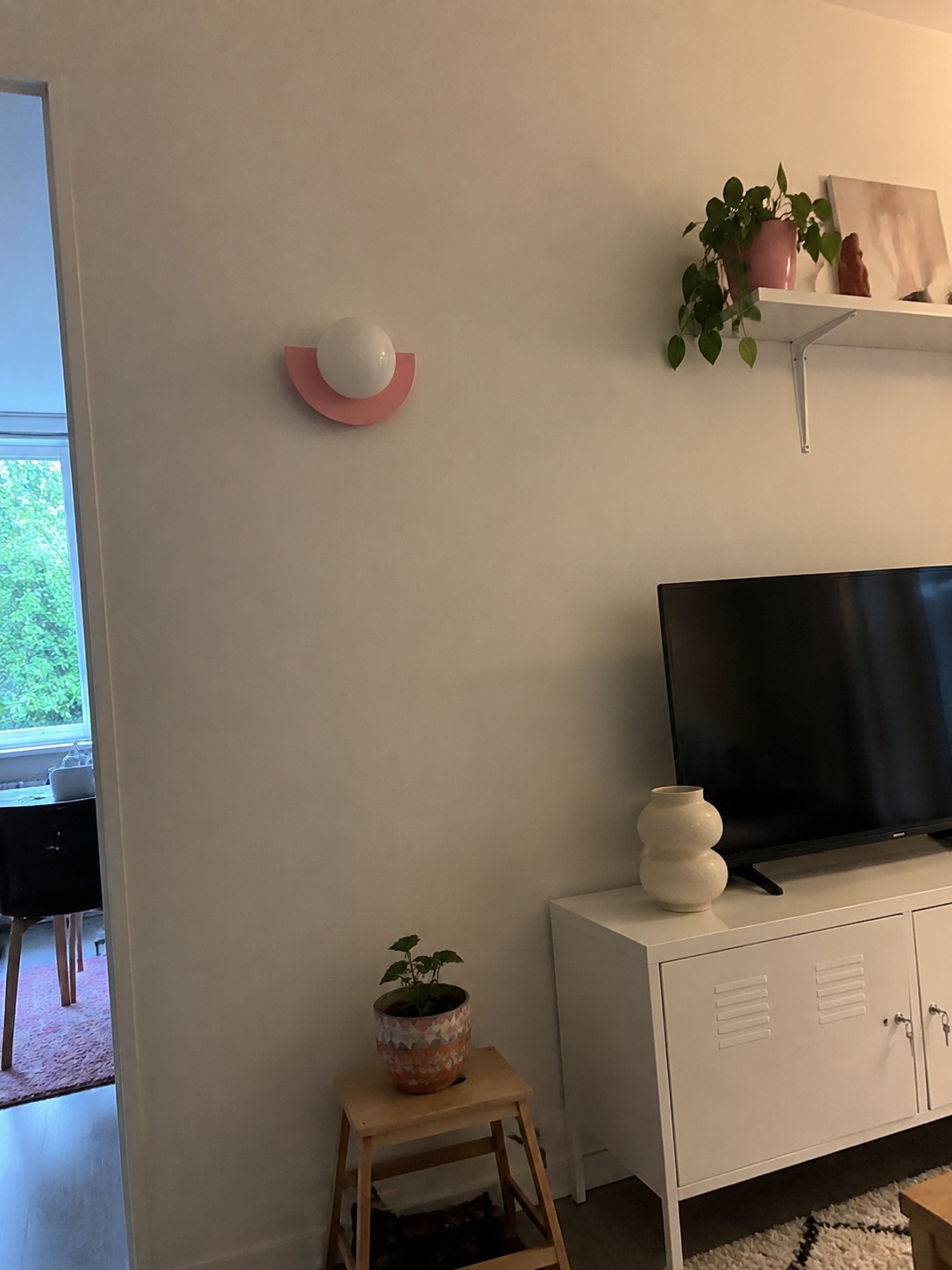 Klantfoto met roze wandlamp