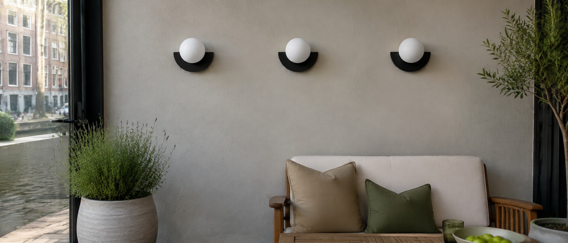 Macaron wandlamp naast een raam