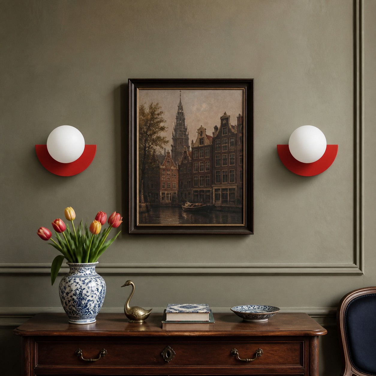 Rode Macaron wandlampen boven een dressoir