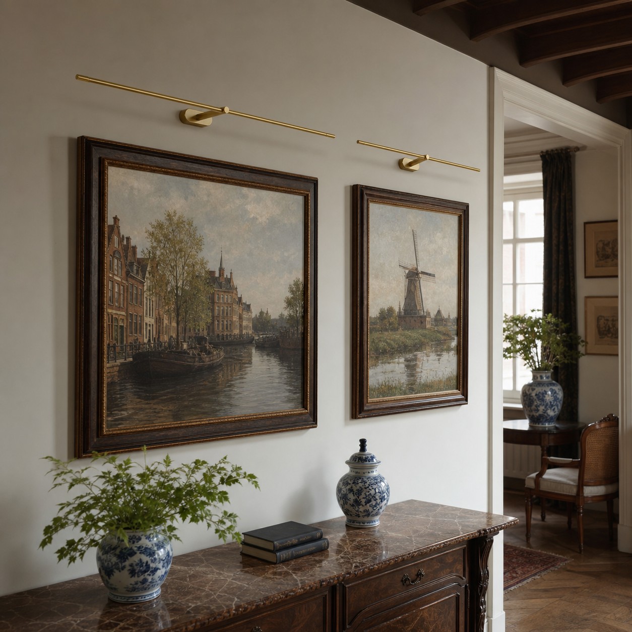Kady wandlampen boven twee kunstwerken