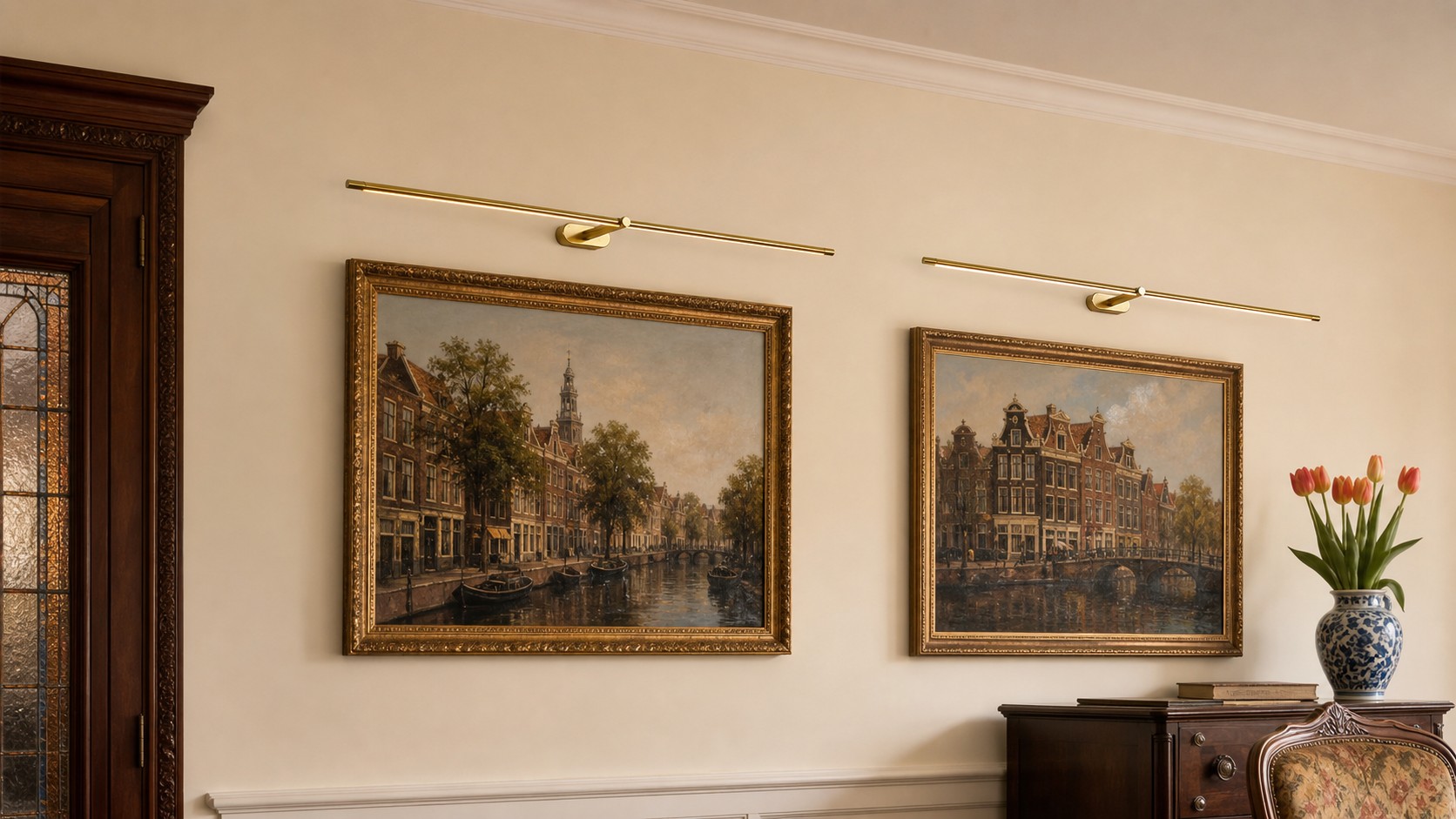 Gouden Kady wandlampen boven schilderijen