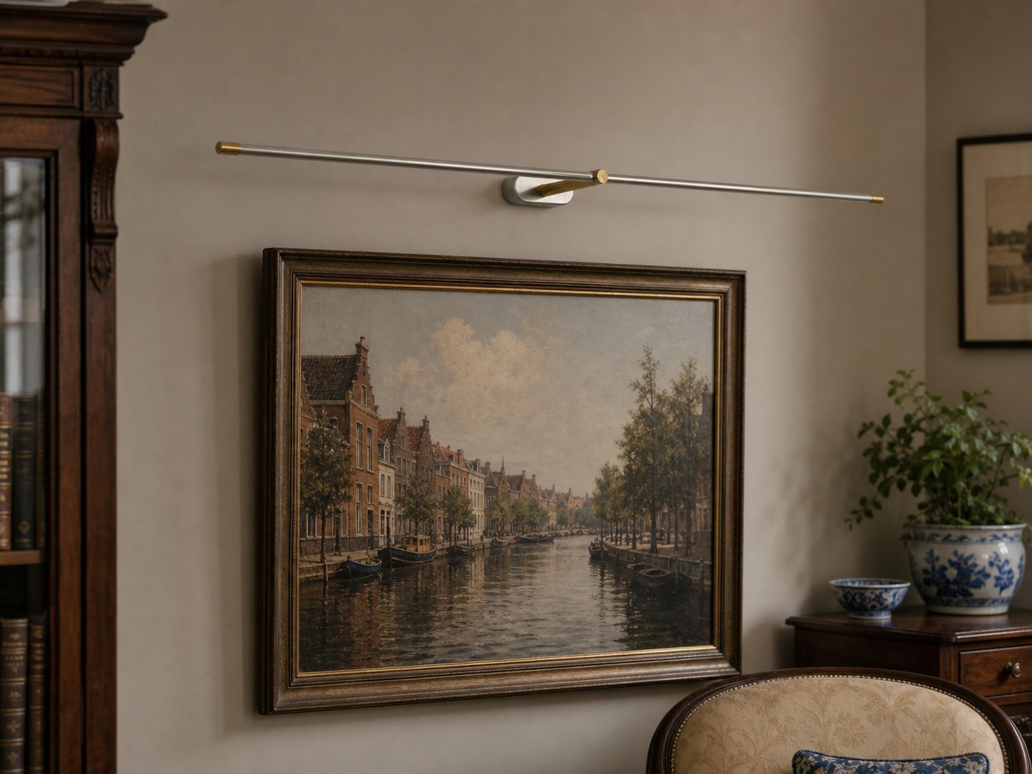 Geborsteld nikkel Kady wandlamp boven een schilderij