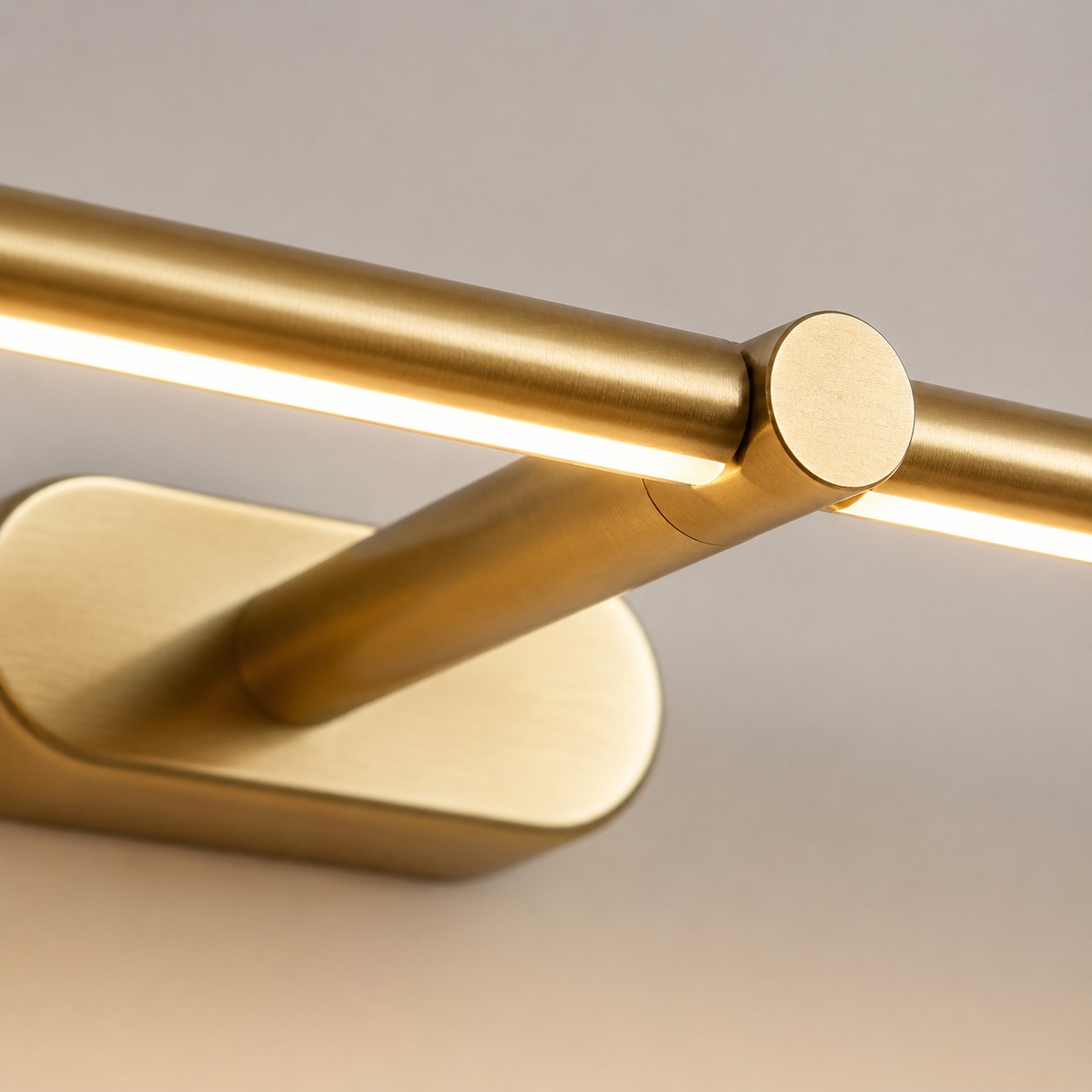 Detail van de verlichte gouden Kady wandlamp