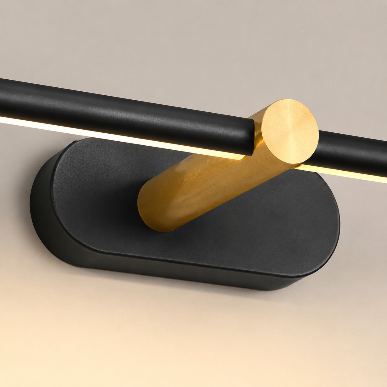 Zwart met gouden Kady wandlamp detail