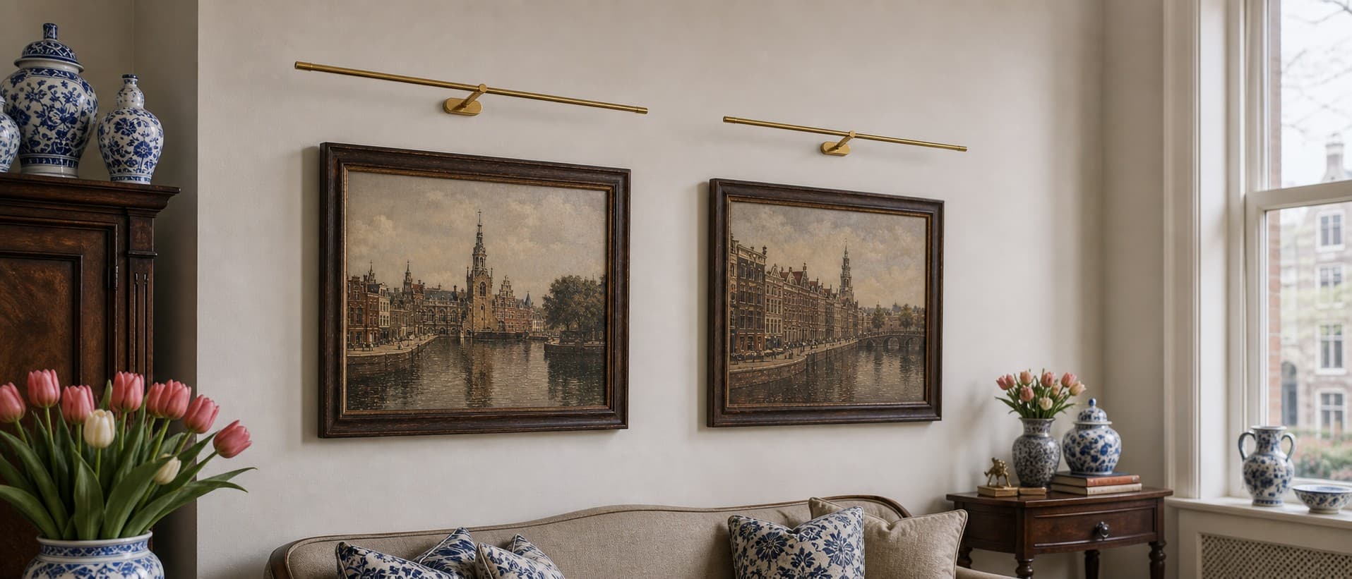 Kady lineaire wandlamp boven kunstwerken in een klassiek interieur