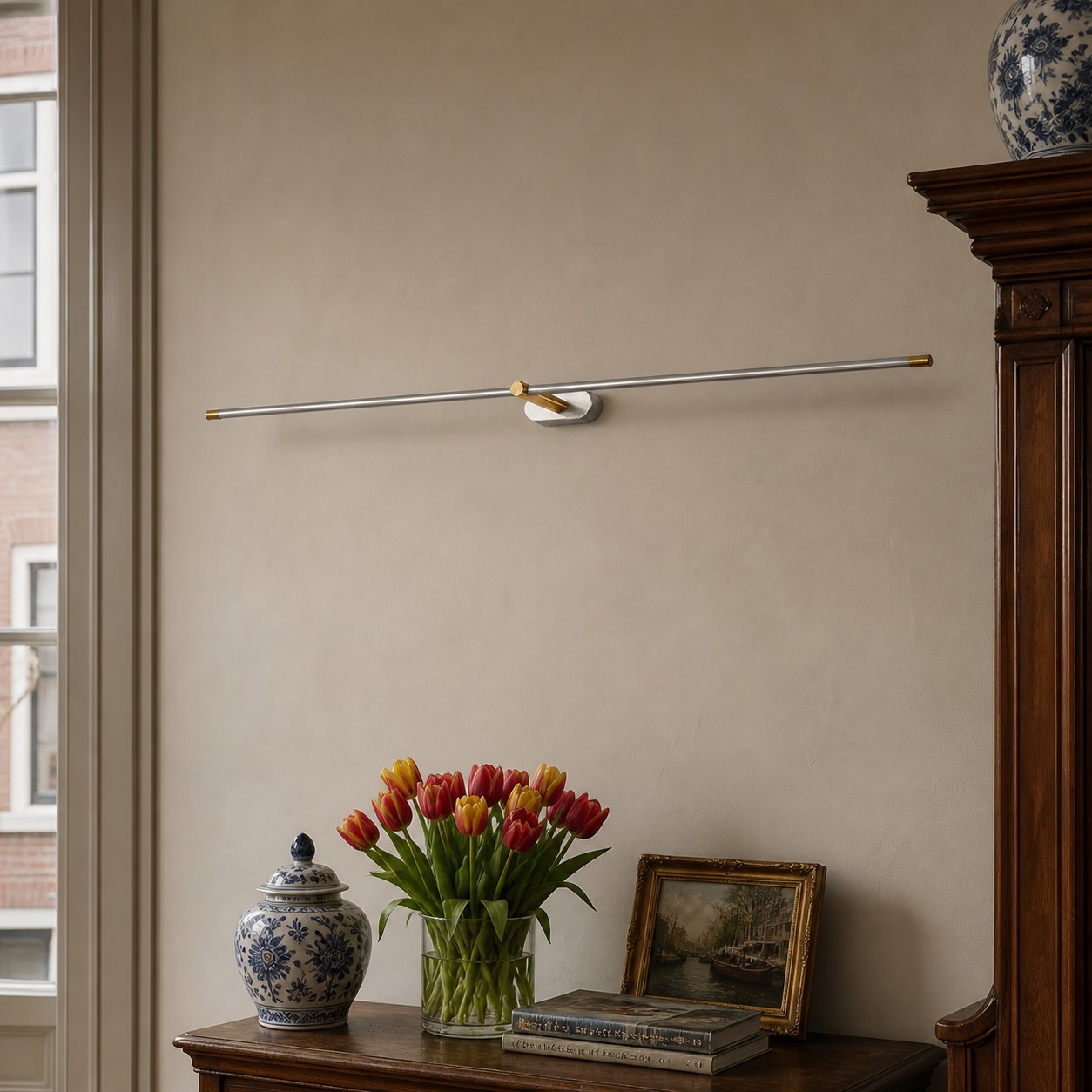 Zwarte Kady wandlamp boven een schilderij