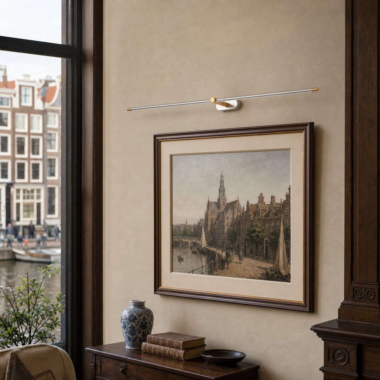 Kady wandlamp bij bloemen en een kast