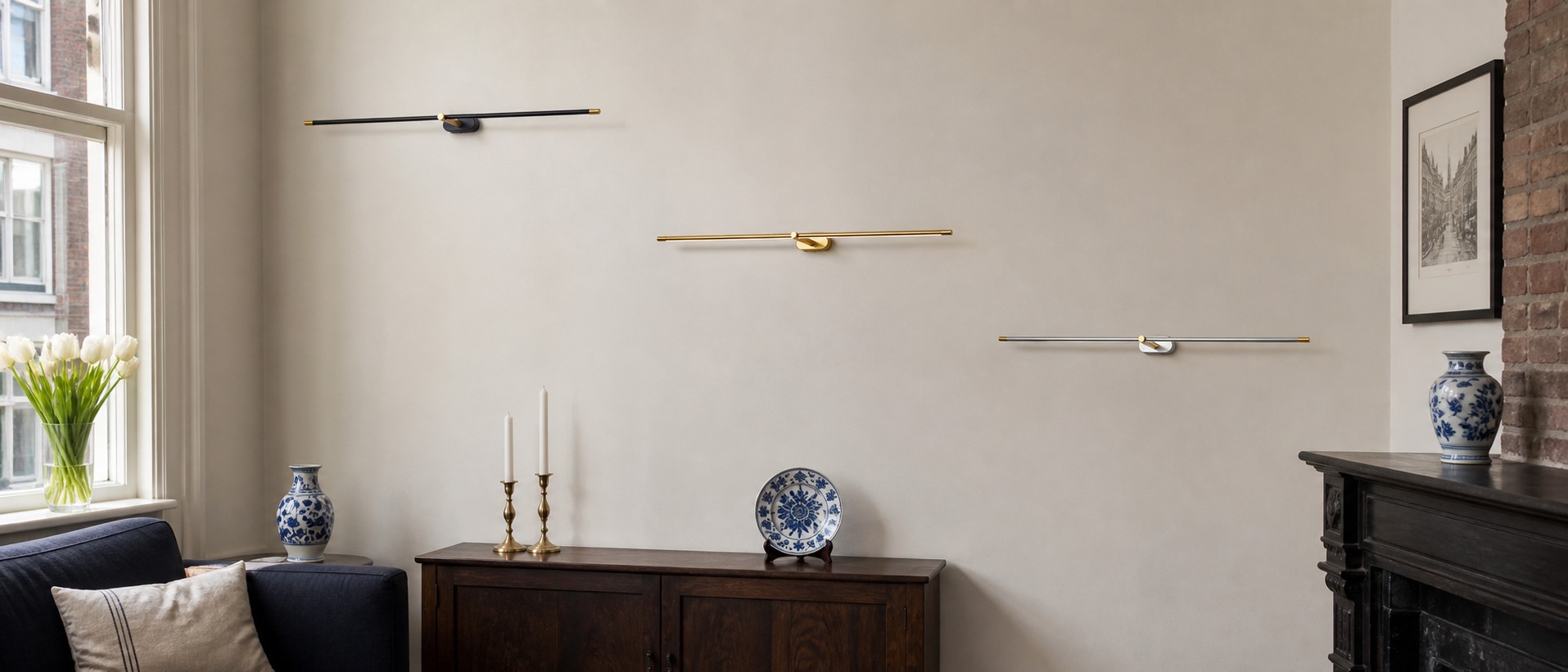 Drie afwerkingen van de Kady lineaire wandlamp in een interieur