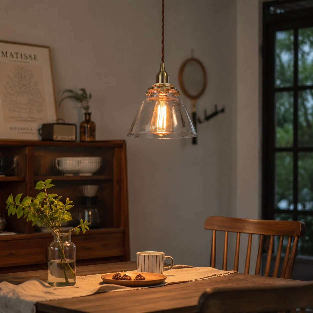 Lámpara colgante vintage de latón y cristal con pantalla transparente en un interior