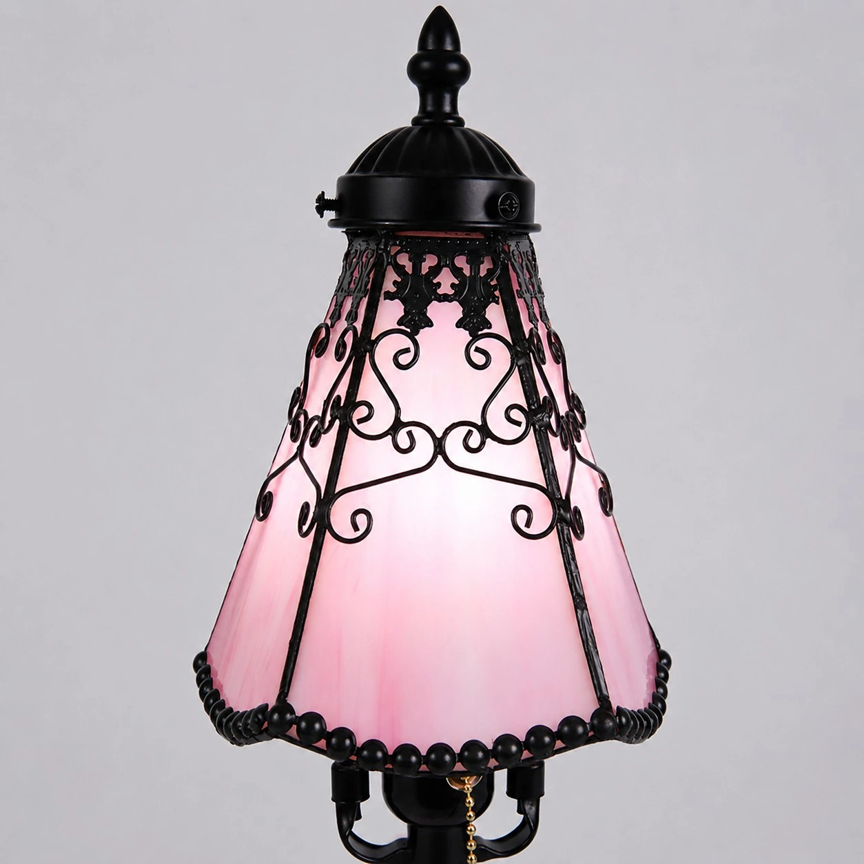 Tiffany-style stained glass table lamp
