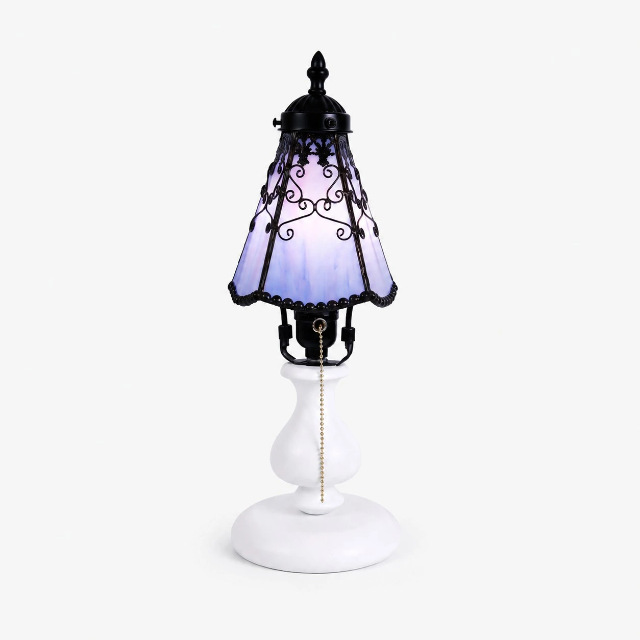 Tiffany-style stained glass table lamp