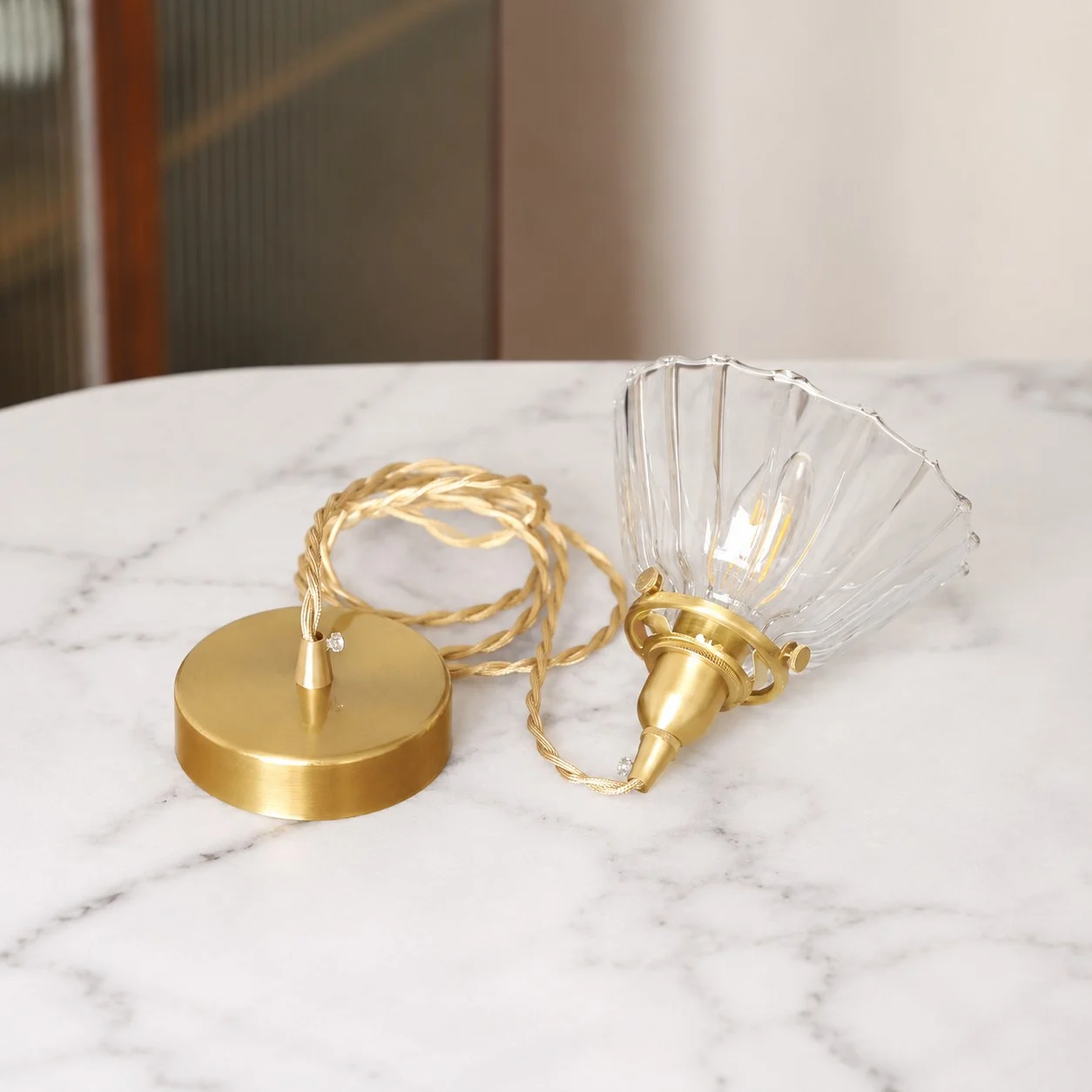 Détail du pavillon et de l'abat-jour en verre de la suspension Aurelia