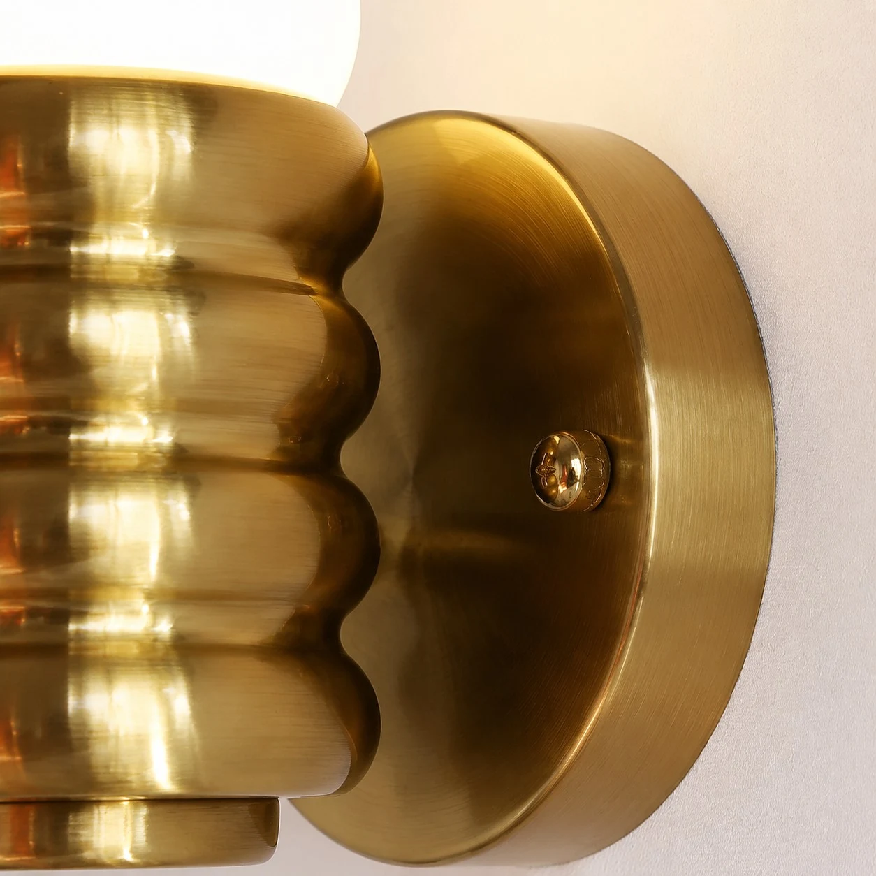 Round backplate and side screw detail