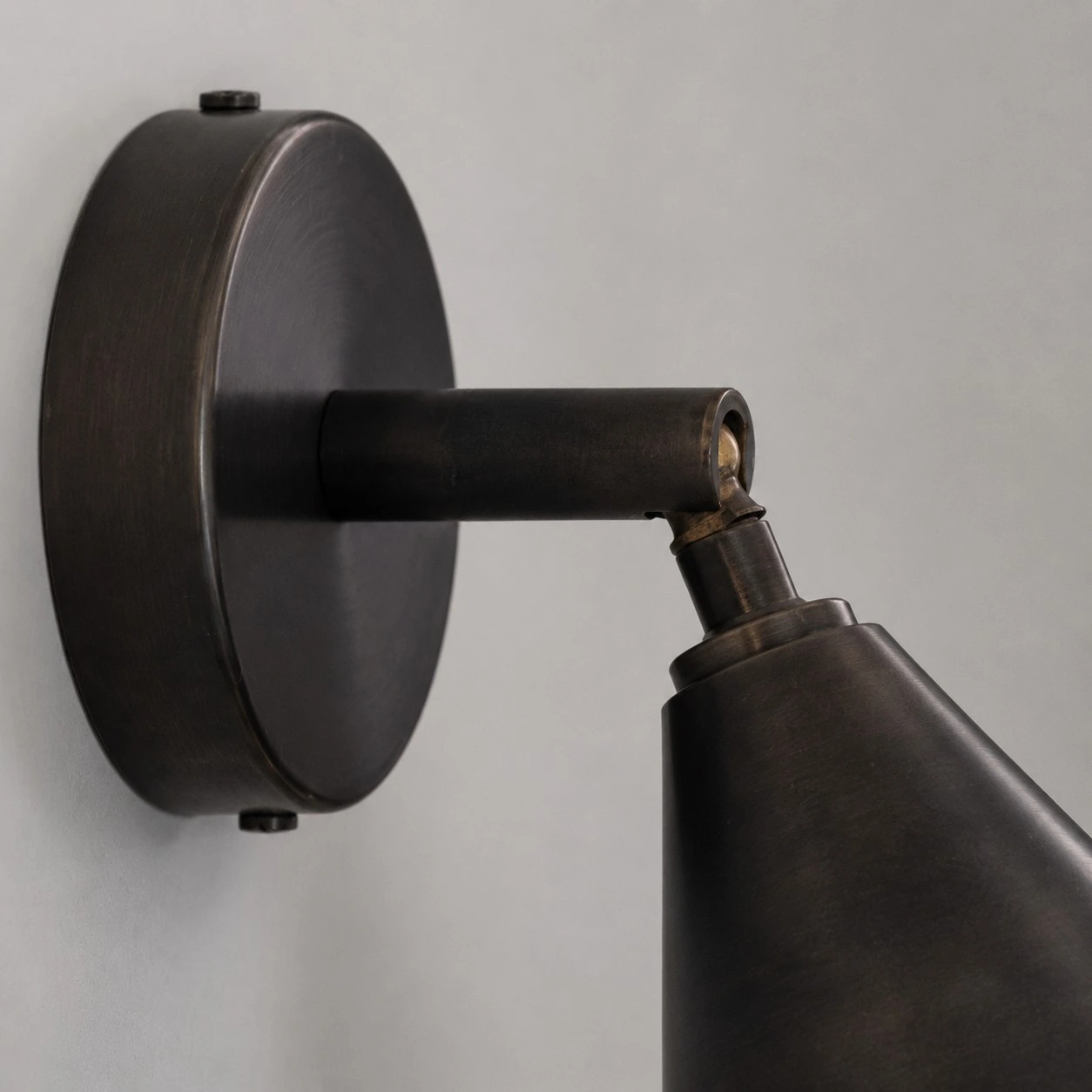 Adjustable joint and circular wall plate close-up