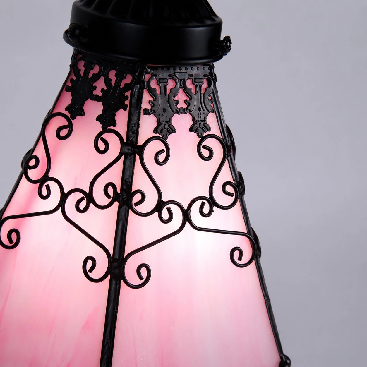 Tiffany-style stained glass table lamp