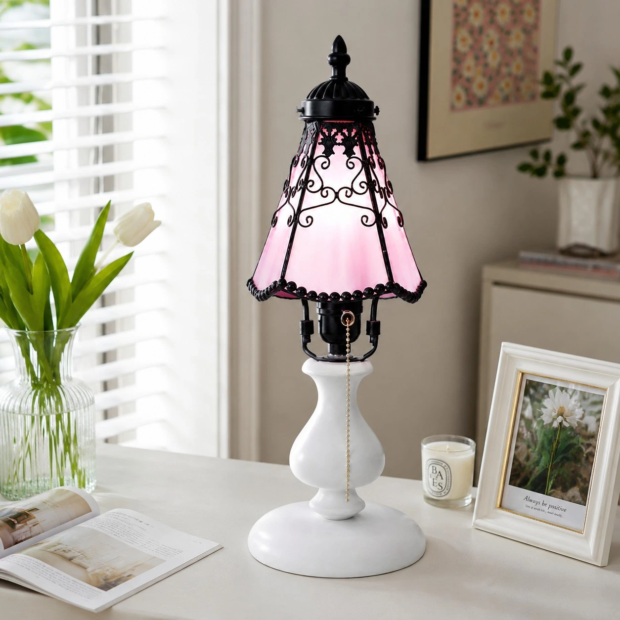 Tiffany-style stained glass table lamp