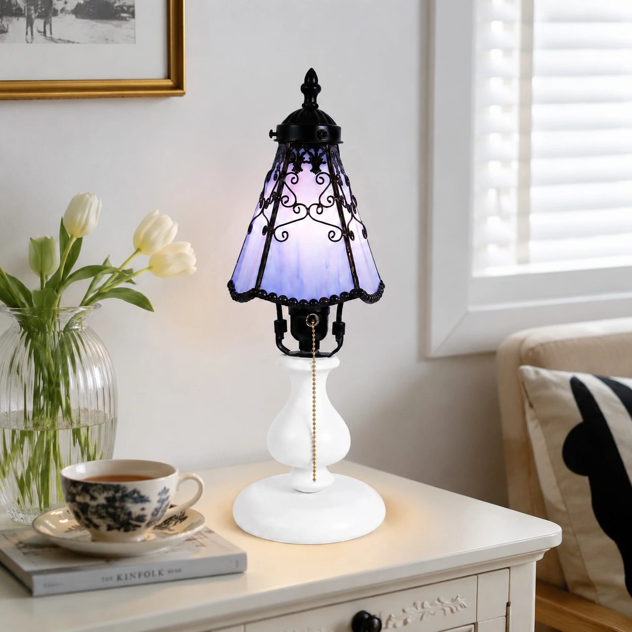 Tiffany-style stained glass table lamp