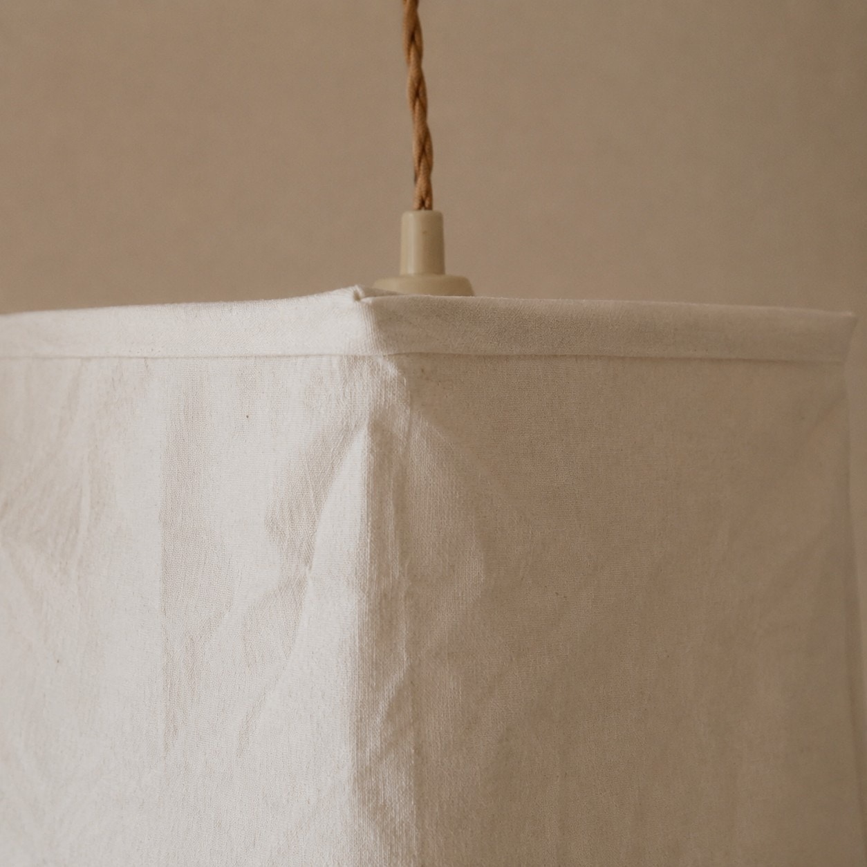 Close view of the cord and upper shade seam