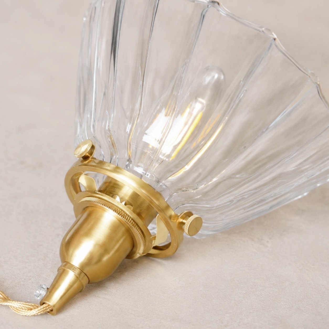 Pendentif Aurelia en verre côtelé transparent et détails en laiton