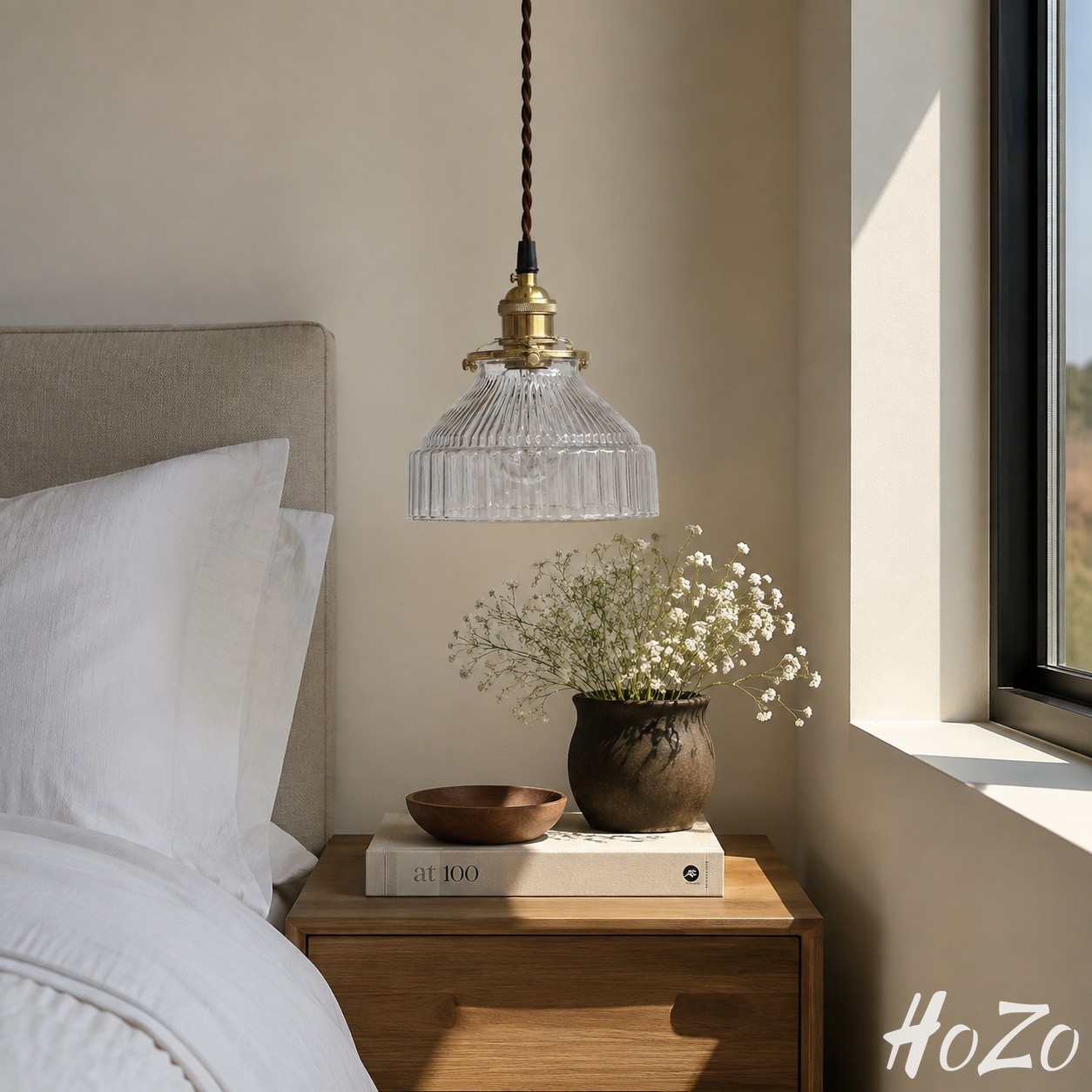 Nordische Pendelleuchte aus Messing und Glas mit transparentem Schirm, Raumszene 3