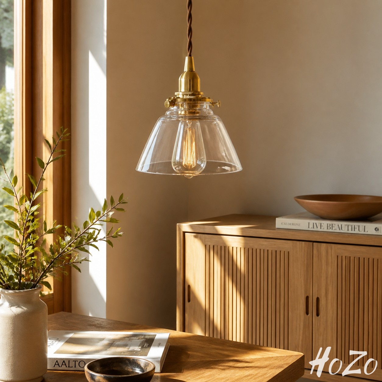 Lámpara colgante vintage de latón y cristal con pantalla transparente, escena de habitación 1