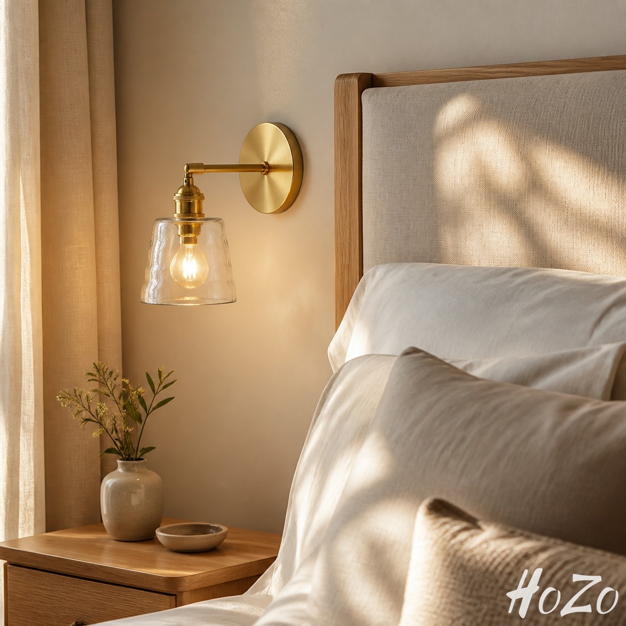 Aplique de pared de latón con cristal transparente ondulado, escena de habitación 2