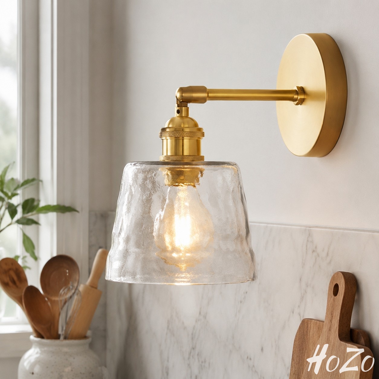 Aplique de pared de latón con cristal transparente ondulado, escena de habitación 1