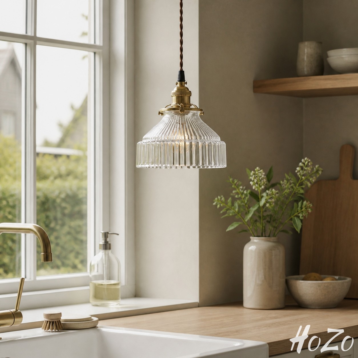 Nordische Pendelleuchte aus Messing und Glas mit transparentem Schirm, Raumszene 1