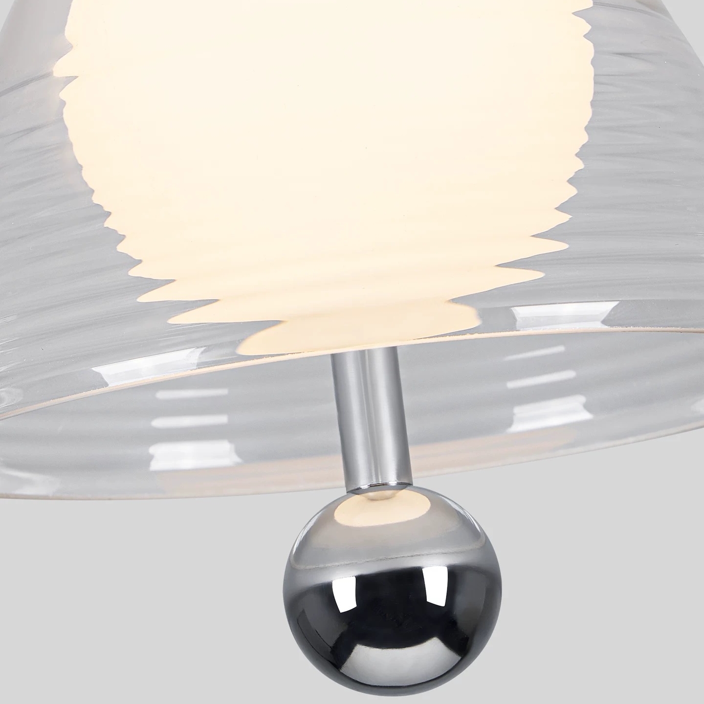 Geripptes Glas und Zierknauf