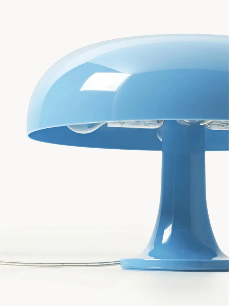 Lámpara de mesa estilo seta en un salón